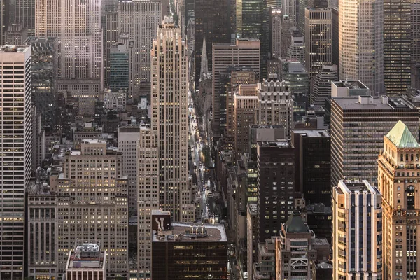 Nova York skyline com arranha-céus urbanos ao pôr-do-sol, EUA. — Fotografia de Stock