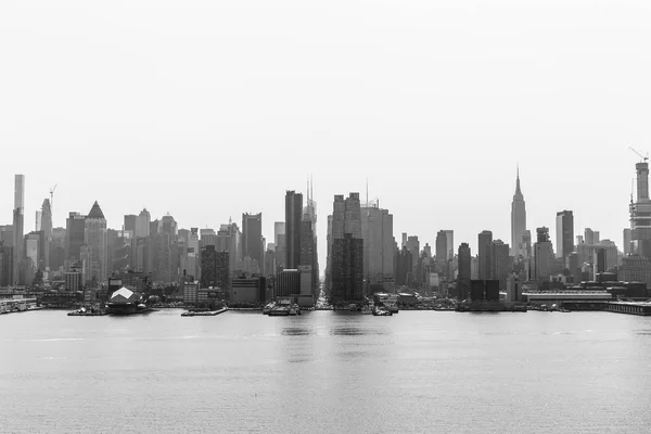 Nova Iorque midtown Manhattan skyline panorama vista do Boulevard East Old Glory Park sobre Hudson River. — Fotografia de Stock