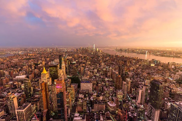 Nova York skyline com arranha-céus de Manhattan no pôr-do-sol tempestuoso dramático, EUA. — Fotografia de Stock
