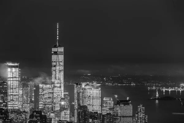 New York City skyline met lagere Manhattan wolkenkrabbers in storm 's nachts. — Stockfoto