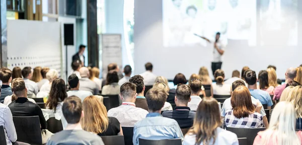 Ponente de negocios dando una charla en un evento de conferencia de negocios. — Foto de Stock