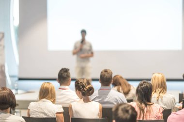 Erkek iş konuşmacısı iş konferansında bir konuşma yapıyor.