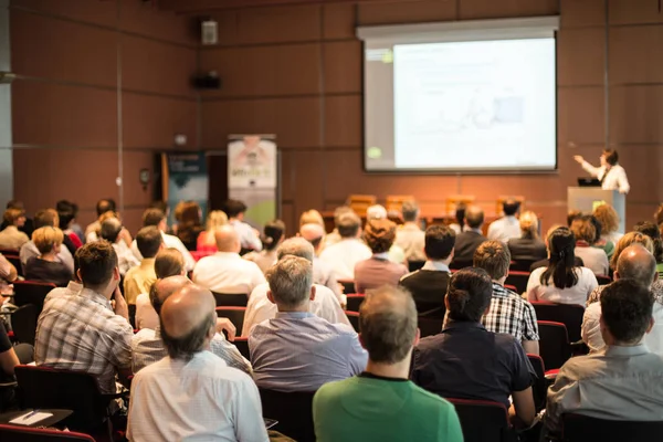Föredragshållare med presentation om vetenskaplig företagskonferens. — Stockfoto
