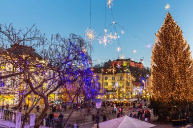 Romantik Ljubljanas şehir merkezi Noel tatili için dekore edilmiştir. Preserens Meydanı, Ljubljana, Slovenya, Europe