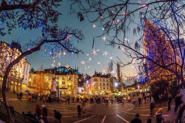 Romantik Ljubljanas şehir merkezi Noel tatili için dekore edilmiştir. Preserens Meydanı, Ljubljana, Slovenya, Europe — Stok fotoğraf