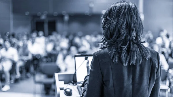 Orador público dando palestra no evento de negócios. — Fotografia de Stock