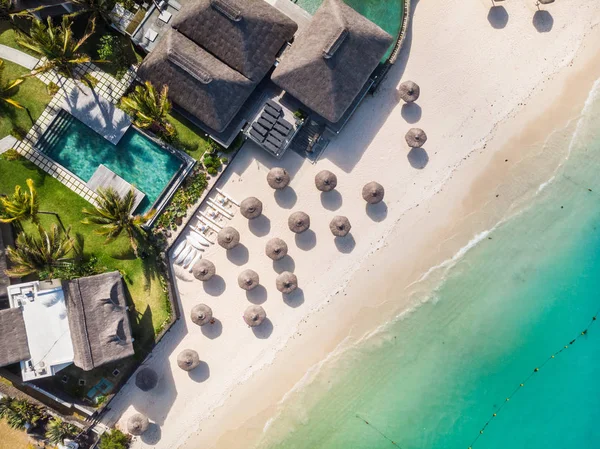 Flygfoto över fantastiska tropiska vit sandstrand med palm lämnar paraplyer och turkost hav, Mauritius. — Stockfoto