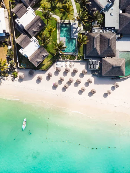 Luftaufnahme von erstaunlichen tropischen weißen Sandstrand mit Palmblättern Sonnenschirme und türkisfarbenes Meer, mauritius. — Stockfoto