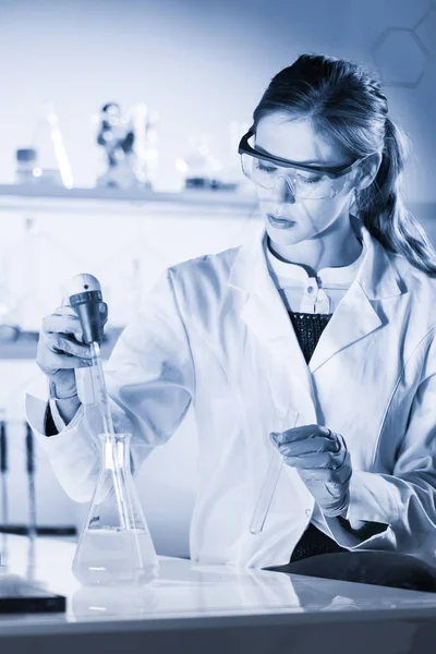 Fiatal tudós pipettázás az élettudományi laboratóriumban. — Stock Fotó