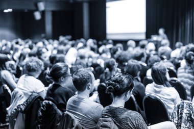 Bilimsel iş konferansında konuşmacı sunum yapıyor.