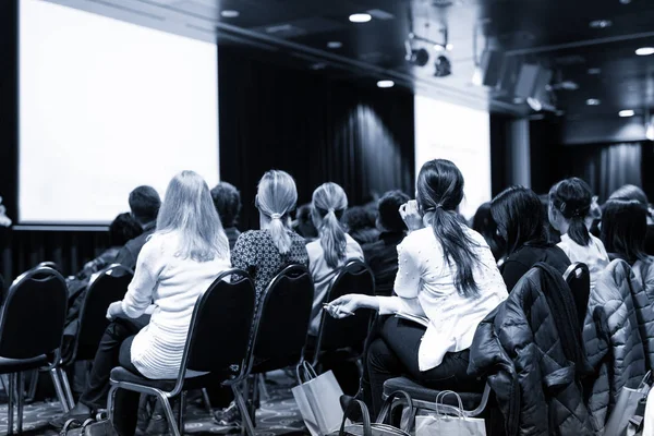 Pubblico in aula alla conferenza scientifica di business . — Foto Stock