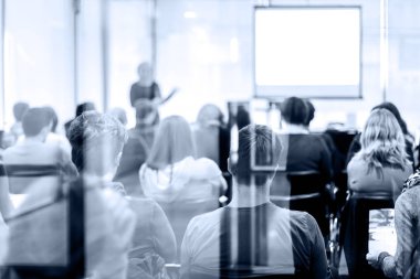 Konferans salonundaki seyirciler. İş Toplantısında Konuşmacı Konuşması Yapıyor.