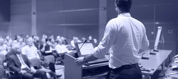 Orador público dando palestra no evento de negócios. — Fotografia de Stock