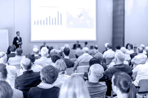 Conférencier d'affaires donnant une conférence en salle de conférence. — Photo