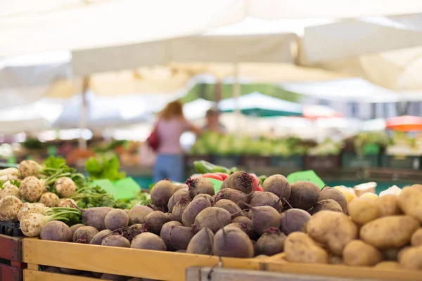 O mercado de alimentos dos agricultores estol com variedade de vegetais orgânicos. Vendedor servindo e conversando com clientes — Fotografia de Stock