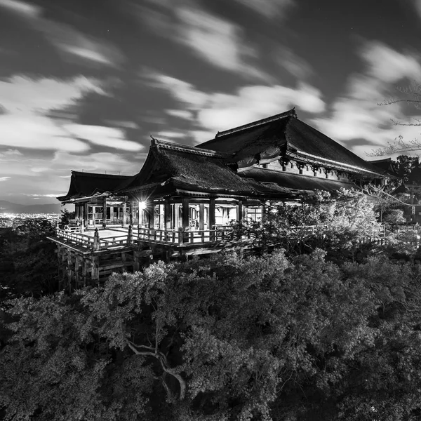 Kyoto Kiyomizu-dera Tapınağı siyah beyaz gece fotoğrafı, Japonya