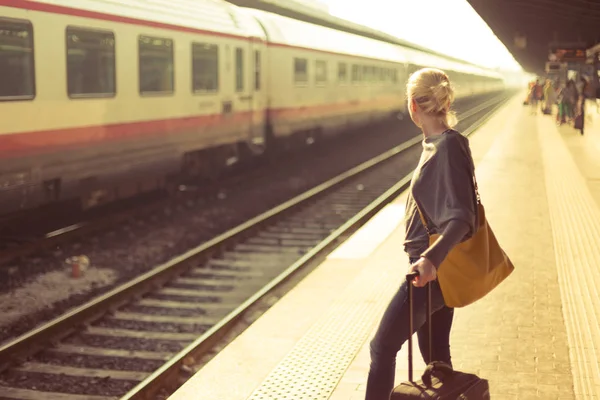 Senhora esperando na estação ferroviária . — Fotografia de Stock