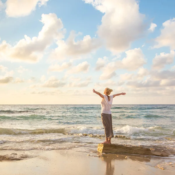 Mujer feliz gratis disfrutando del atardecer en Sandy Beach —  Fotos de Stock