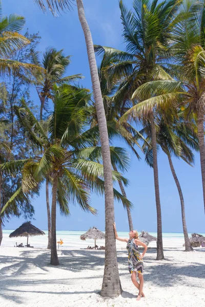 Перфектный белый песчаный пляж с пальмами, Падже, Занзибар, Танзания — стоковое фото