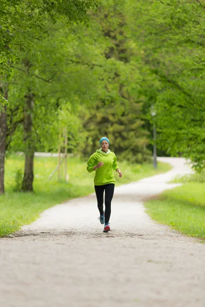 Jeune coureuse sportive au parc de la ville .. — Photo