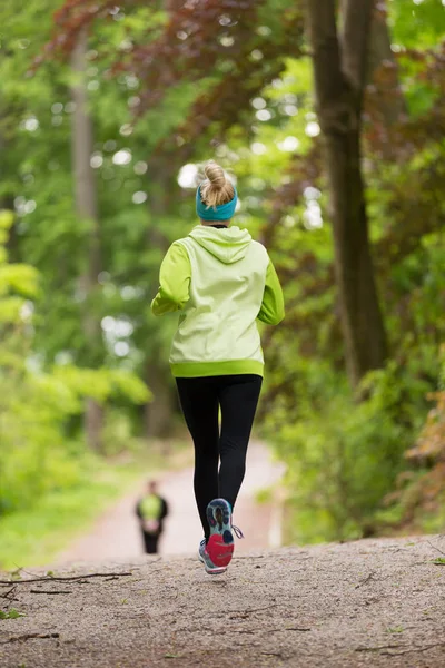 Sportowy młodych kobiet runner w lesie. — Zdjęcie stockowe