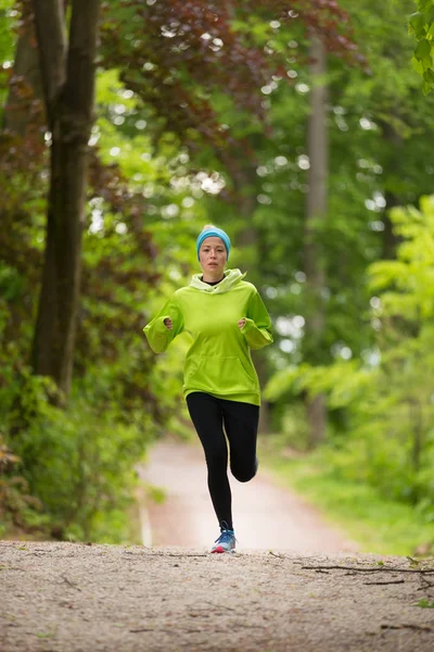 Deportiva joven corredora en el bosque . — Foto de Stock