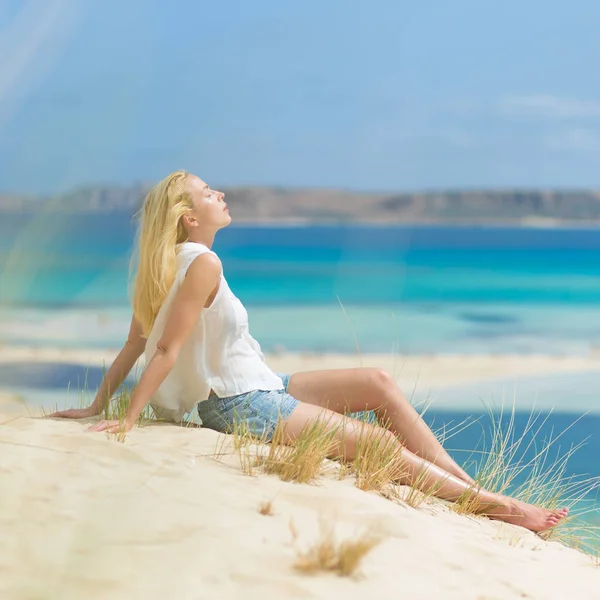 Relajada mujer feliz disfrutando del sol en vacaciones . —  Fotos de Stock