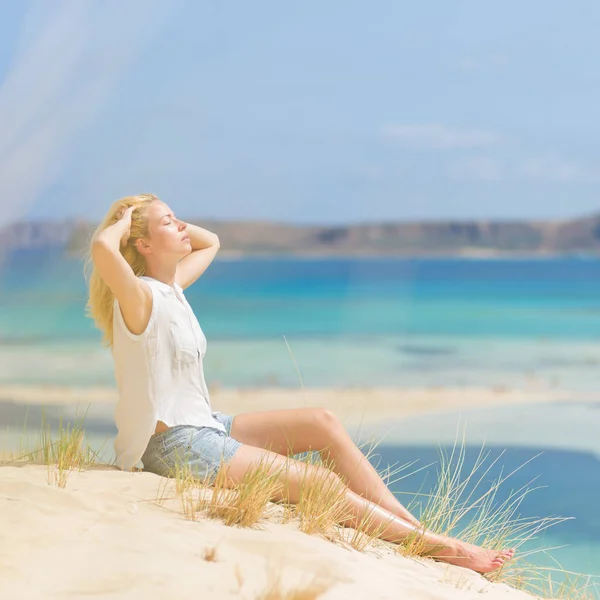 Relaxado feliz mulher desfrutando sol em férias . — Fotografia de Stock