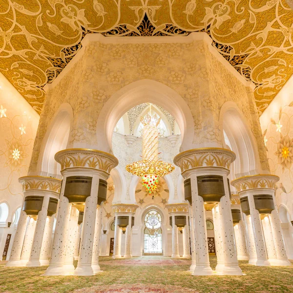 Interior de la Gran Mezquita Sheikh Zayed, Abu Dhabi, Emiratos Árabes Unidos . — Foto de Stock