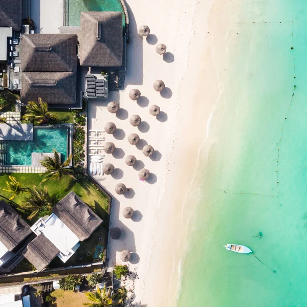 Flygfoto över fantastiska tropiska vit sandstrand med palm lämnar paraplyer och turkost hav, Mauritius. — Stockfoto