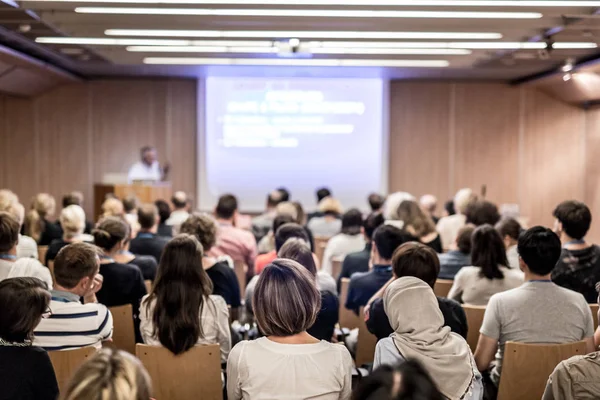 Ponente de negocios dando una charla en un evento de conferencia de negocios. — Foto de Stock