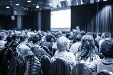 Bilimsel iş konferansına katılan konferans salonundaki izleyiciler.