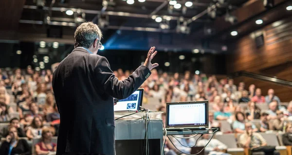 Conférencier lors d'un événement d'affaires. — Photo