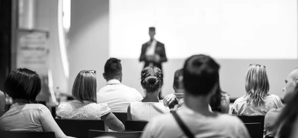 Relatore d'affari che tiene un discorso all'evento della conferenza d'affari. — Foto Stock