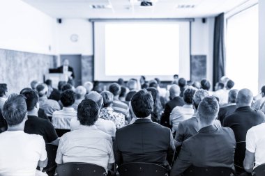 İş konuşmacısı iş konferansında konuşma yapacak..