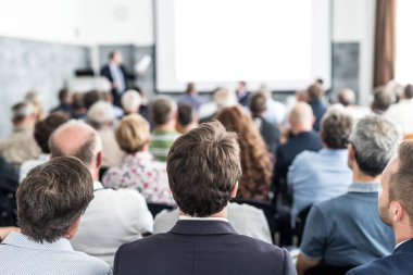 İş konuşmacısı iş konferansında konuşma yapacak..