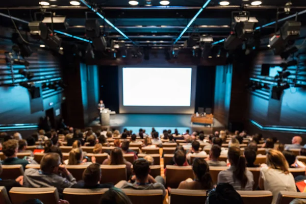 Imagen desenfocada del orador dando una charla en la sala de conferencias en un evento de negocios. —  Fotos de Stock