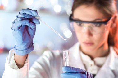 Bilim laboratuarında çalışan genç bir bilim adamı..