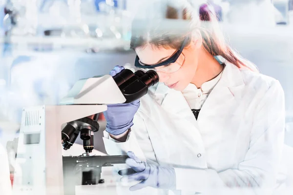 Θηλυκό υγειονομική περίθαλψη ερευνητών που εργάζονται στον επιστημονικό εργαστήριο. — Φωτογραφία Αρχείου