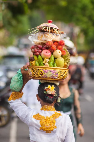 Bali, Indonesia - Feb 2, 2012 - Hari Raya Galungan y Umanis Galungan fesival desfile - los días para celebrar la victoria del Bien sobre el mal, el 2 de febrero de 2012 en Bali, Indonesia — Foto de Stock