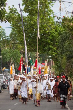 Bali, Endonezya - 2 Şubat 2012 - Hari Raya Galungan ve Umanis Galungan bayram şenlik geçidi - 2 Şubat 2012 'de Bali, Endonezya' da İyilik 'in kötülüğe karşı zaferini kutlamak için