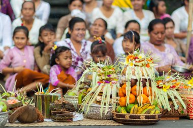Bali, Endonezya - 2 Şubat 2012 - Hari Raya Galungan ve Umanis Galungan bayram şenlik geçidi - 2 Şubat 2012 'de Bali, Endonezya' da İyilik 'in kötülüğe karşı zaferini kutlamak için