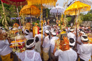 Bali, Endonezya - 2 Şubat 2012 - Hari Raya Galungan ve Umanis Galungan bayram şenlik geçidi - 2 Şubat 2012 'de Bali, Endonezya' da İyilik 'in kötülüğe karşı zaferini kutlamak için