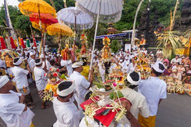 Bali, Endonezya - 2 Şubat 2012 - Hari Raya Galungan ve Umanis Galungan bayram şenlik geçidi - 2 Şubat 2012 'de Bali, Endonezya' da İyilik 'in kötülüğe karşı zaferini kutlamak için