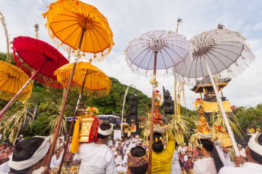 Bali, Endonezya - 2 Şubat 2012 - Hari Raya Galungan ve Umanis Galungan bayram şenlik geçidi - 2 Şubat 2012 'de Bali, Endonezya' da İyilik 'in kötülüğe karşı zaferini kutlamak için