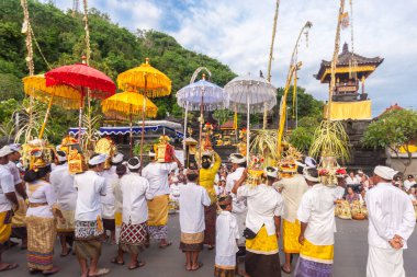 Bali, Endonezya - 2 Şubat 2012 - Hari Raya Galungan ve Umanis Galungan bayram şenlik geçidi - 2 Şubat 2012 'de Bali, Endonezya' da İyilik 'in kötülüğe karşı zaferini kutlamak için