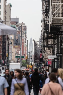 New York, Ny, Usa - 17 Mayıs 2018: 17 Mayıs 2018 'de New York City, Usa' da Manhattan 'da Broadway Bulvarı' nın kaldırımında yürüyen bir grup insan.