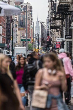 New York, Ny, Usa - 17 Mayıs 2018: 17 Mayıs 2018 'de New York City, Usa' da Manhattan 'da Broadway Bulvarı' nın kaldırımında yürüyen bir grup insan.