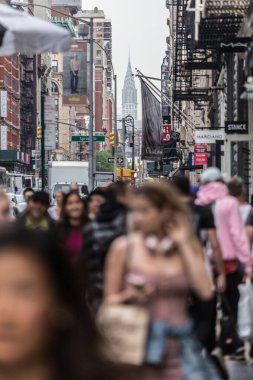 New York, Ny, Usa - 17 Mayıs 2018: 17 Mayıs 2018 'de New York City, Usa' da Manhattan 'da Broadway Bulvarı' nın kaldırımında yürüyen bir grup insan.