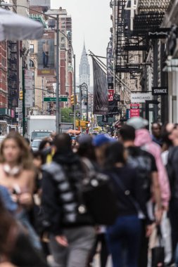 New York, Ny, Usa - 17 Mayıs 2018: 17 Mayıs 2018 'de New York City, Usa' da Manhattan 'da Broadway Bulvarı' nın kaldırımında yürüyen bir grup insan.